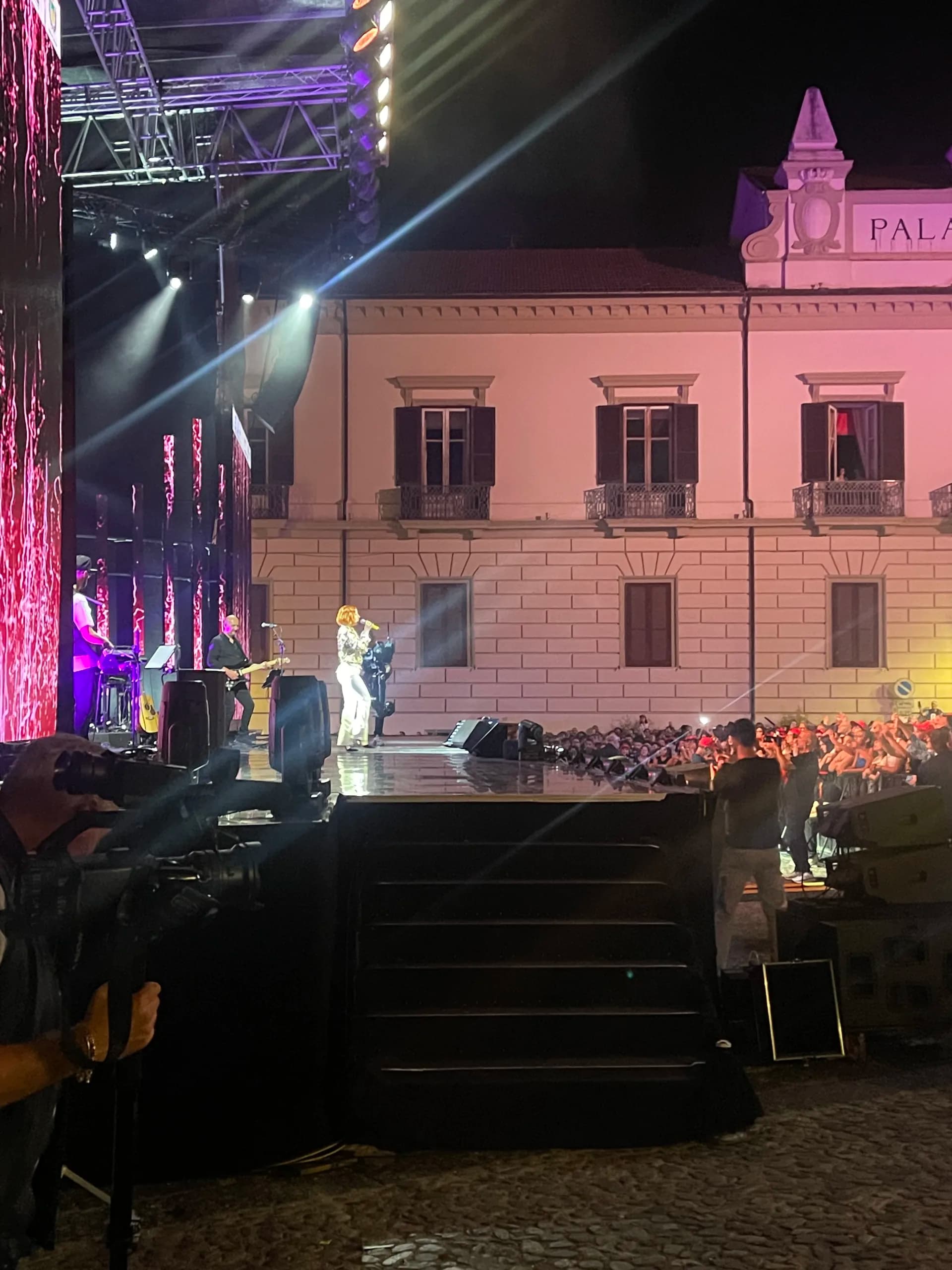 Radio2Live – Il cielo è sempre più blu: Cosenza protagonista della data zero del tour nazionale Rai