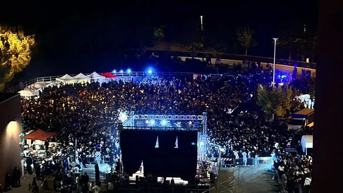 La Notte delle Matricole ha illuminato l'Unical: un momento speciale nel parcheggio del Cubo 16 per la festa dell'Ateneo