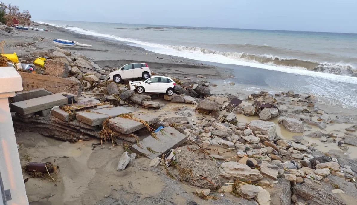 Nubifragio devastante a Melito Porto Salvo: strade sventrate, auto nelle fiumare e richiesta dello stato di calamità