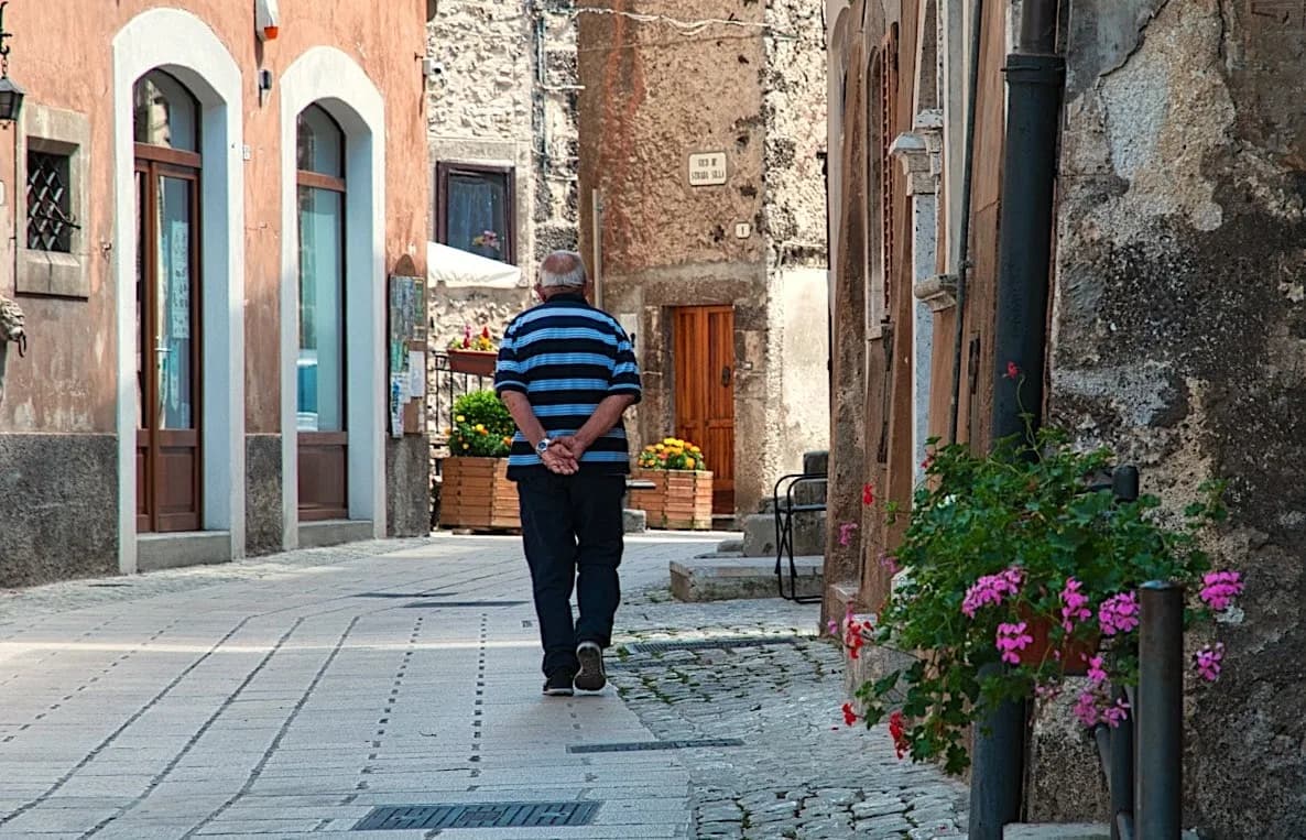 La Calabria che scompare: il viaggio nei borghi fantasma tra spopolamento e apocalisse demografica