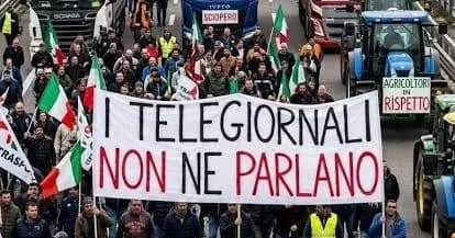 L'Italia divisa anche nelle piazze: al Nord la rabbia studentesca, al Sud la paralisi dei trasporti e dei campi